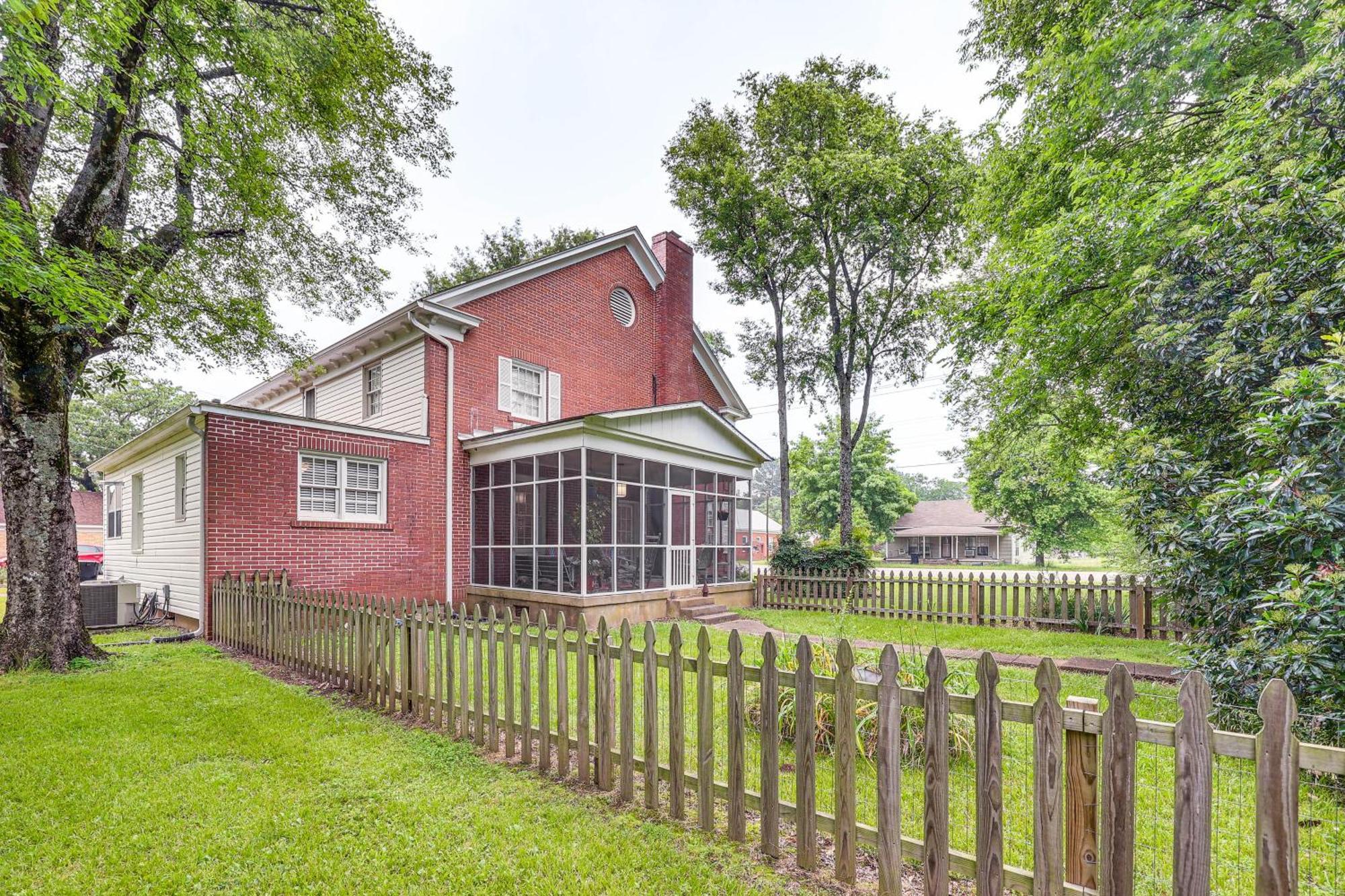 Delightful Retreat With Fireplace And Large Yard! Zewnętrze zdjęcie