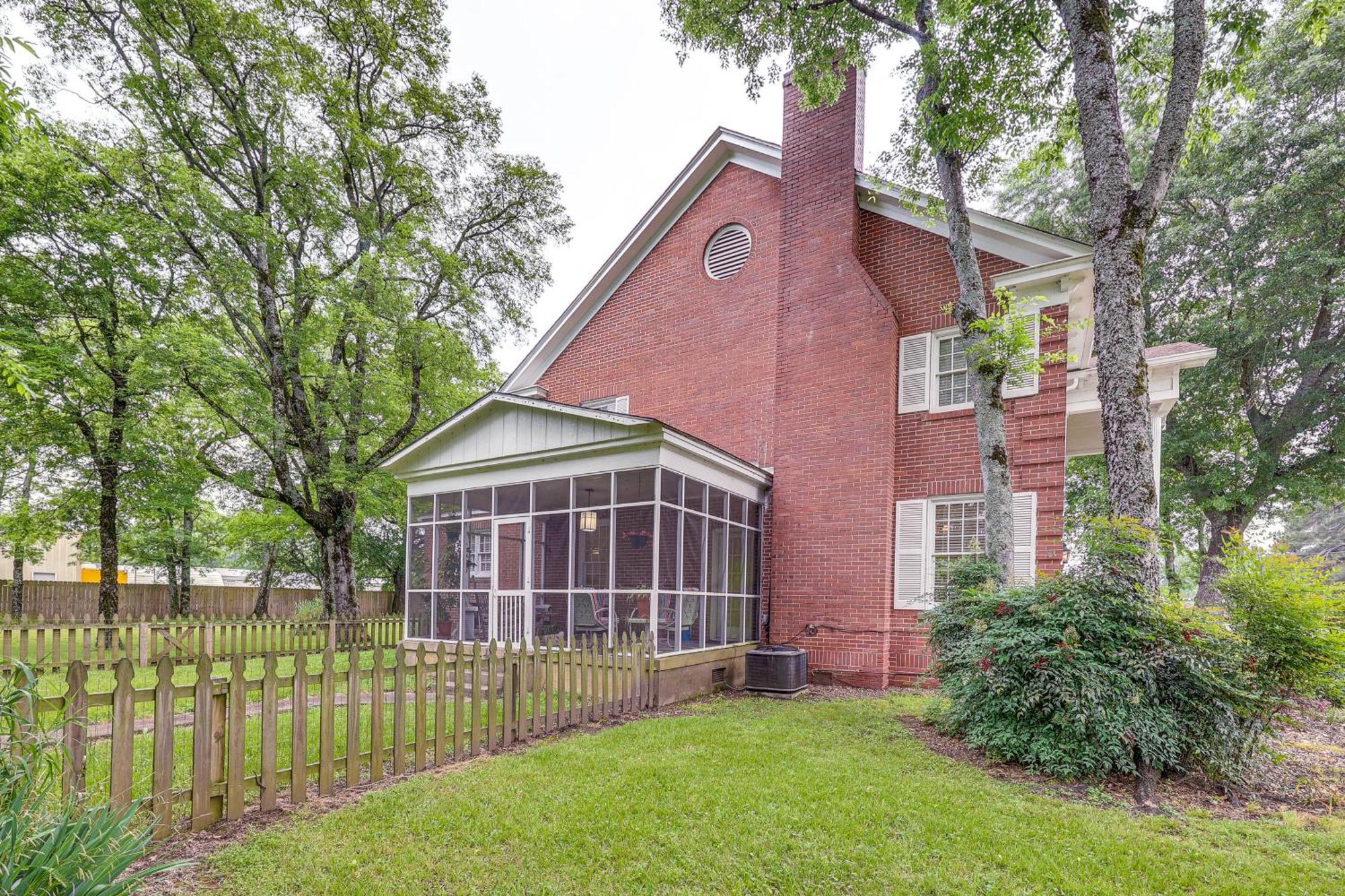 Delightful Retreat With Fireplace And Large Yard! Zewnętrze zdjęcie